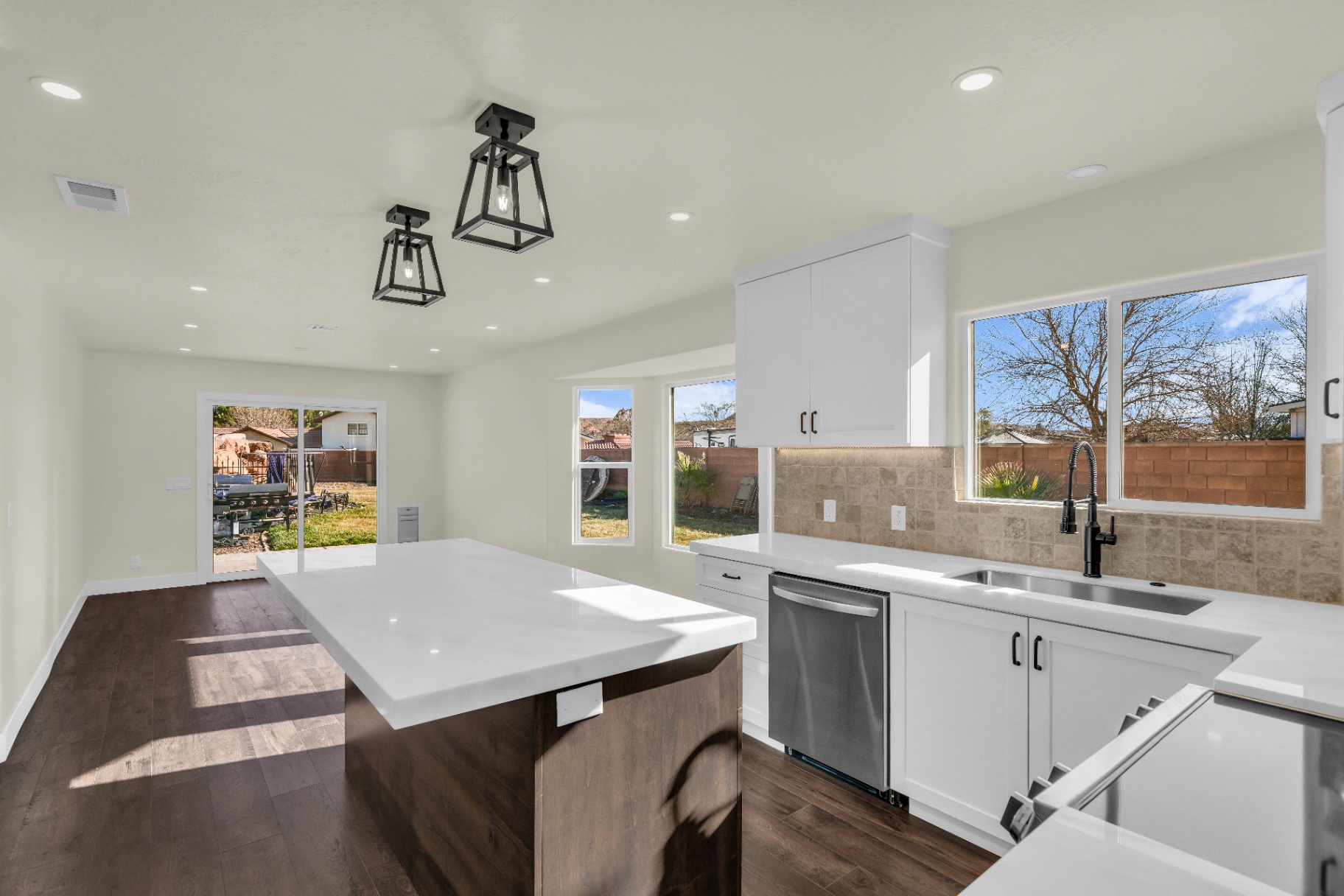 Prestigious remodeled kitchen and dining area